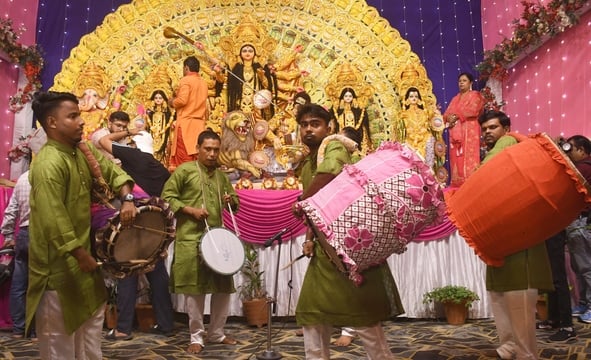 शहर में सजे दुर्गा पंडालों में आयोजित डांडिया, गरबा व धुनुचि नृत्य।