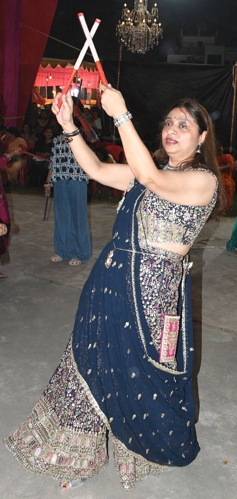 शहर में सजे दुर्गा पंडालों में आयोजित डांडिया, गरबा व धुनुचि नृत्य।