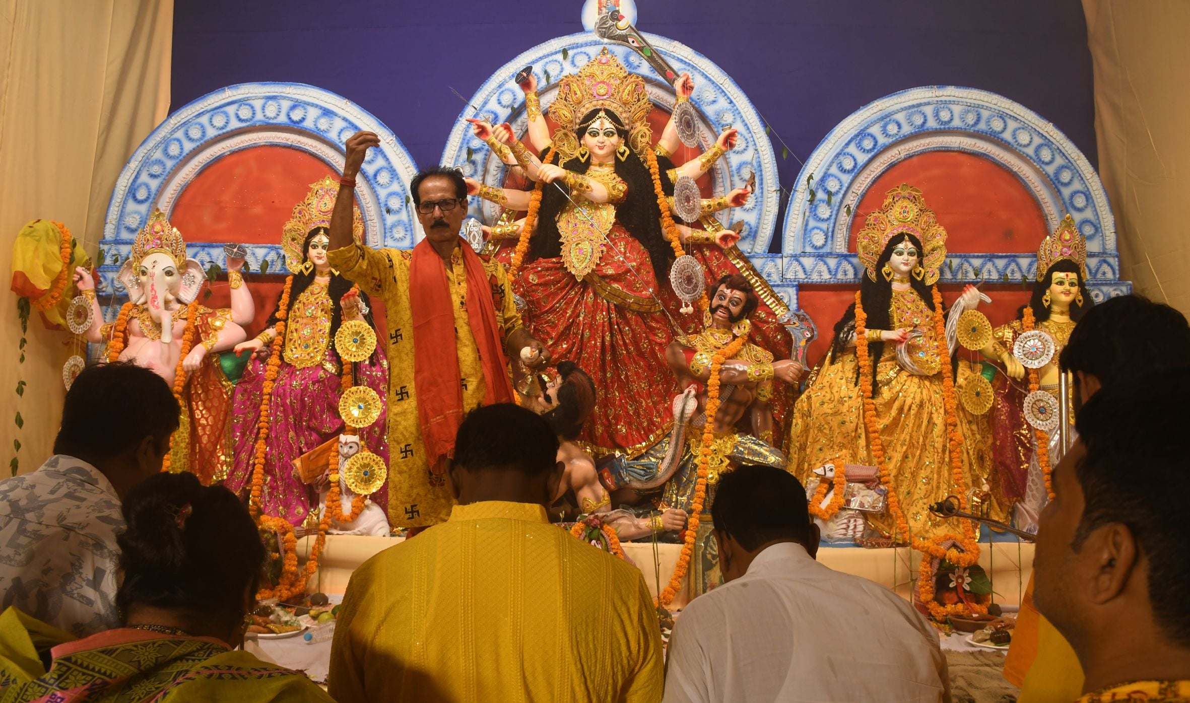 शहर में सजे दुर्गा पंडालों में आयोजित डांडिया, गरबा व धुनुचि नृत्य।