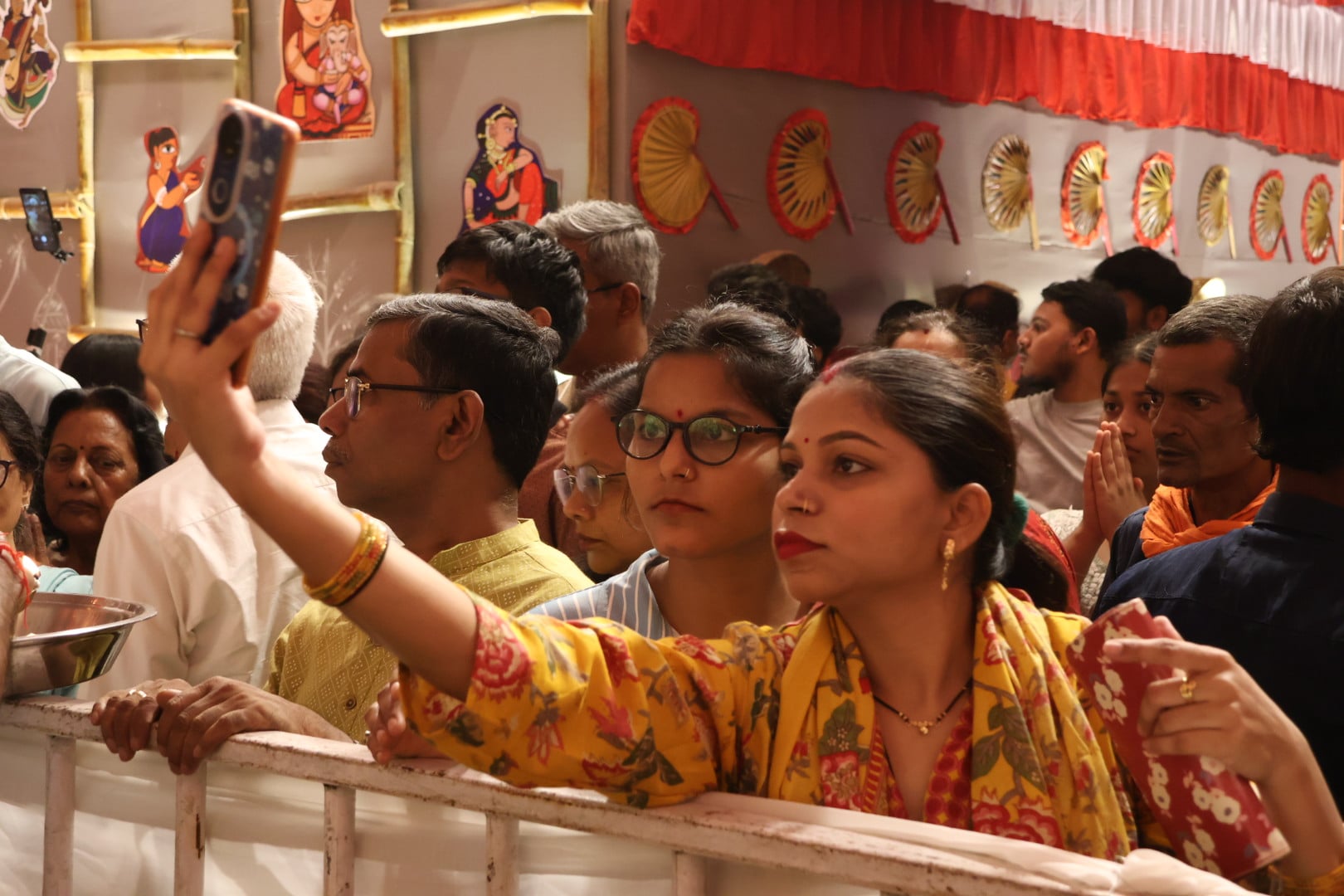 शहर में सजे दुर्गा पंडालों में आयोजित डांडिया, गरबा व धुनुचि नृत्य।