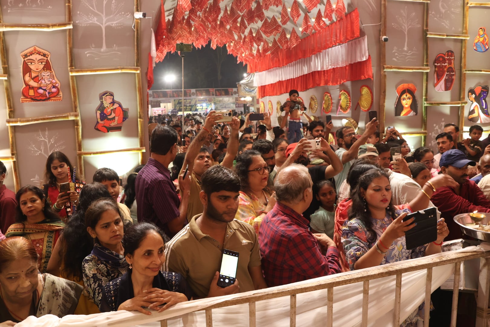 शहर में सजे दुर्गा पंडालों में आयोजित डांडिया, गरबा व धुनुचि नृत्य।
