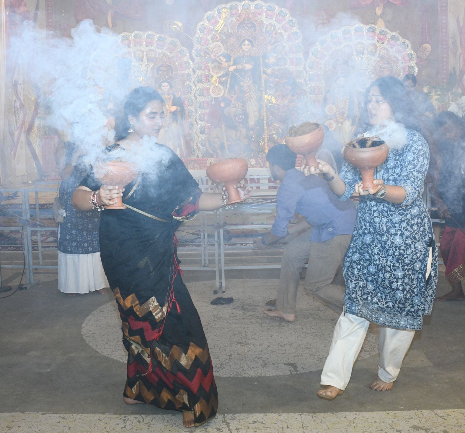 शहर में सजे दुर्गा पंडालों में आयोजित डांडिया, गरबा व धुनुचि नृत्य।