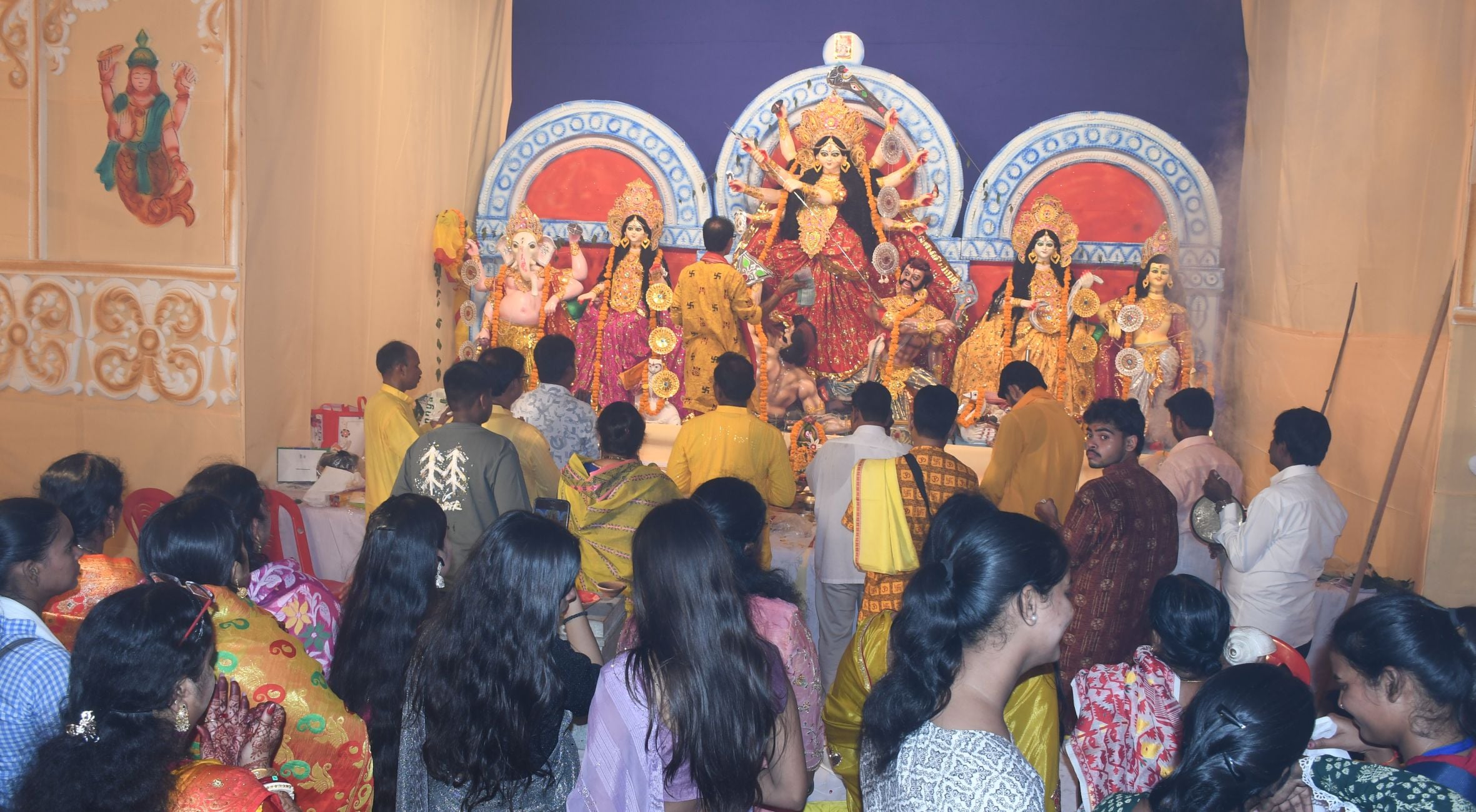 शहर में सजे दुर्गा पंडालों में आयोजित डांडिया, गरबा व धुनुचि नृत्य।