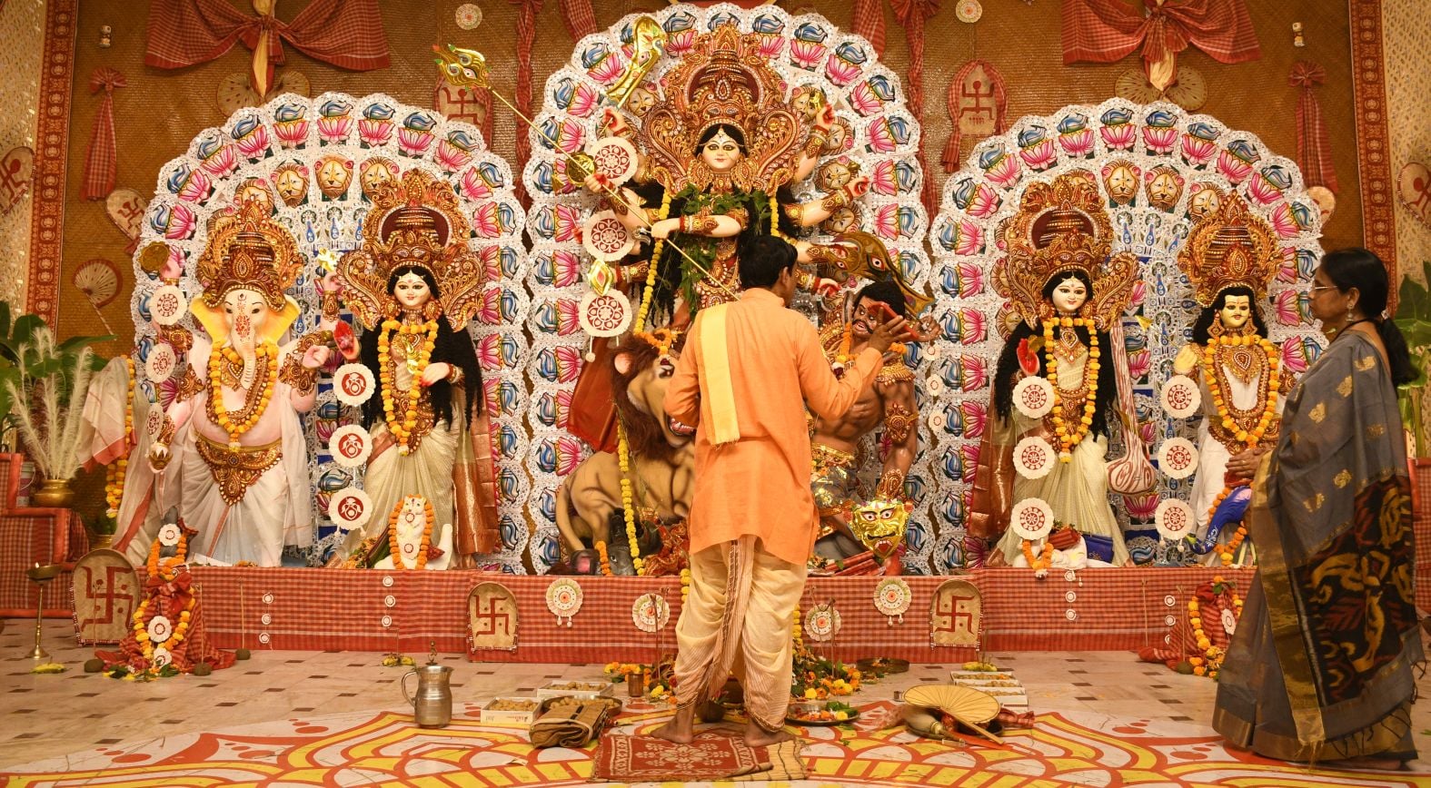 शहर में सजे दुर्गा पंडालों में आयोजित डांडिया, गरबा व धुनुचि नृत्य।