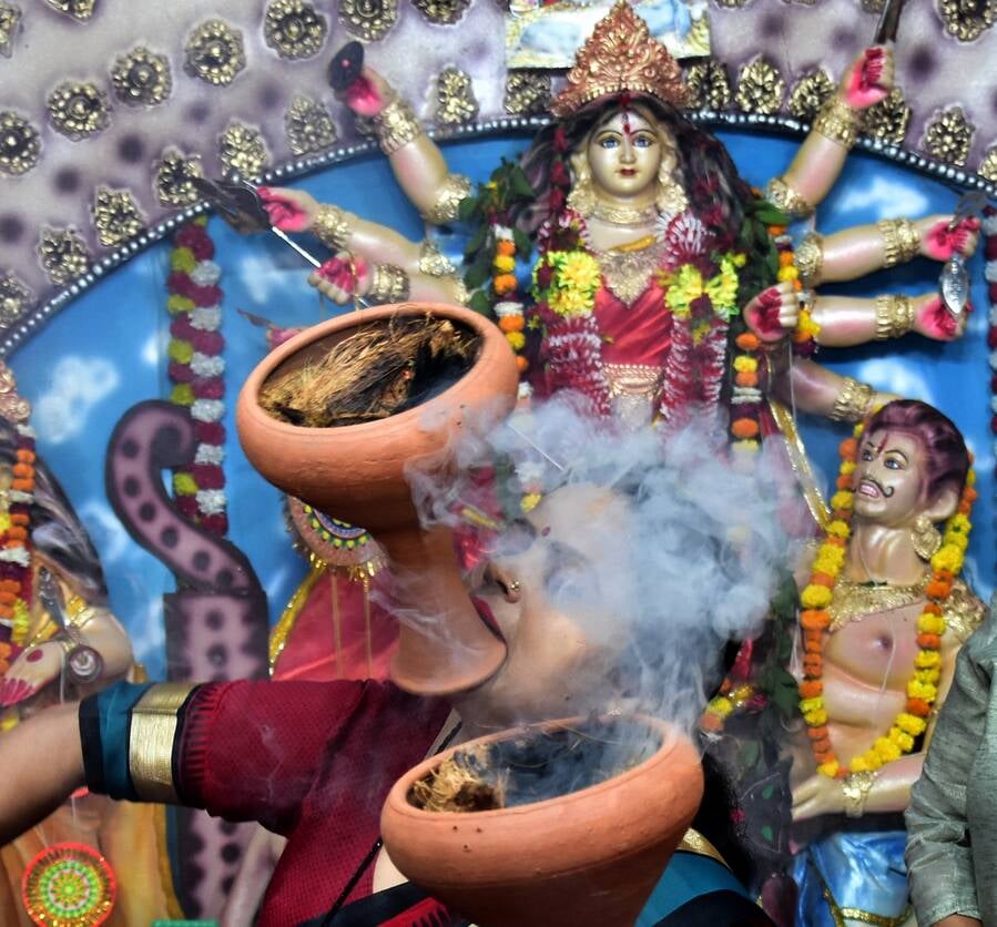 शहर में सजे दुर्गा पंडालों में आयोजित डांडिया, गरबा व धुनुचि नृत्य।