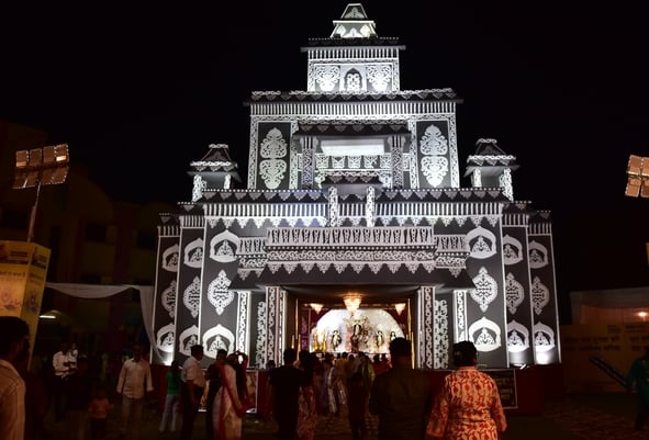 शहर में सजे दुर्गा पंडालों में आयोजित डांडिया, गरबा व धुनुचि नृत्य।