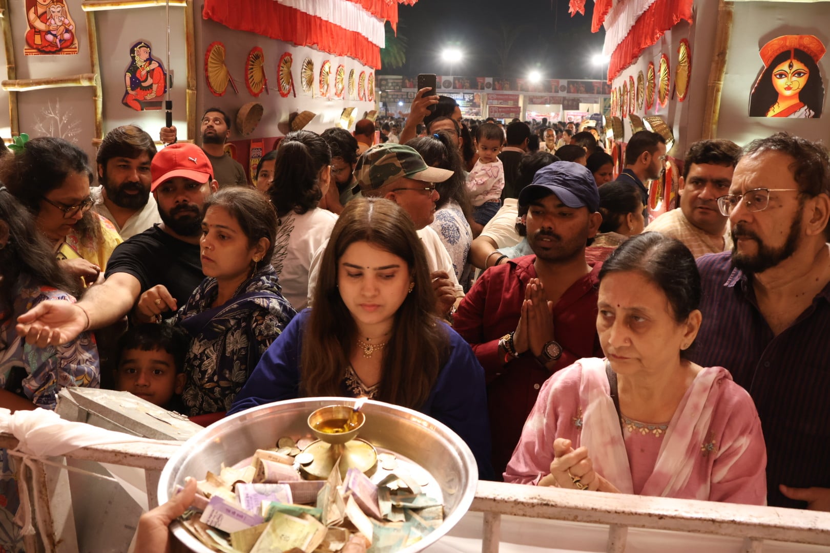 शहर में सजे दुर्गा पंडालों में आयोजित डांडिया, गरबा व धुनुचि नृत्य।