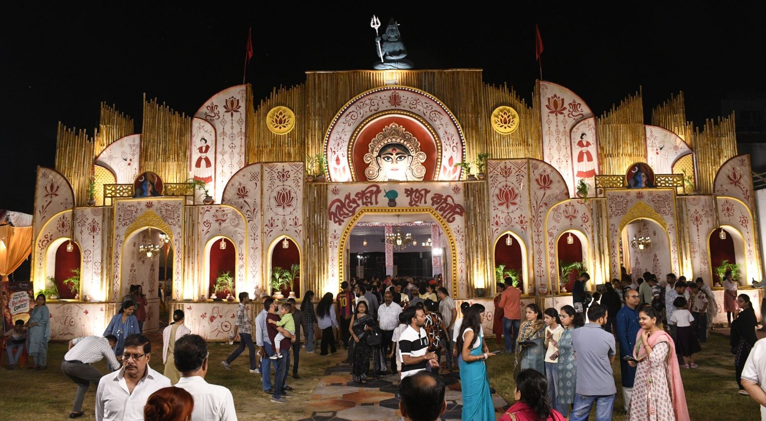 शहर में सजे दुर्गा पंडालों में आयोजित डांडिया, गरबा व धुनुचि नृत्य।