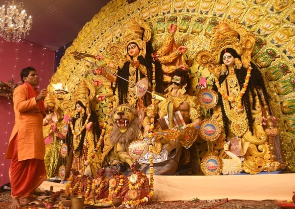 शहर में सजे दुर्गा पंडालों में आयोजित डांडिया, गरबा व धुनुचि नृत्य।