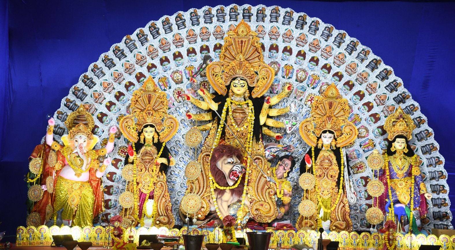 शहर में सजे दुर्गा पंडालों में आयोजित डांडिया, गरबा व धुनुचि नृत्य।