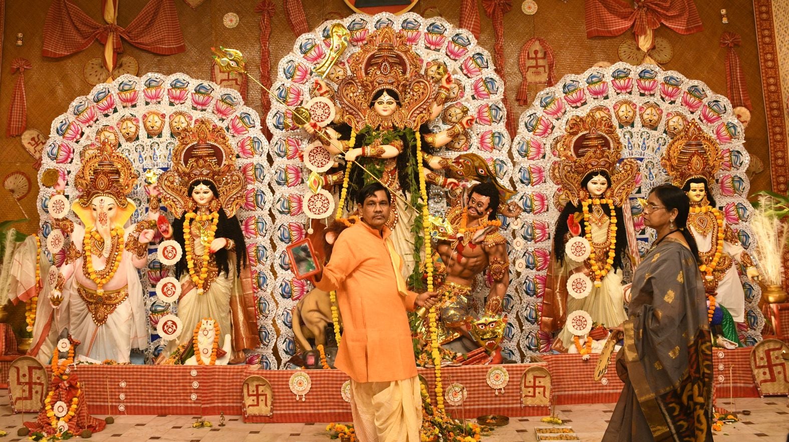 शहर में सजे दुर्गा पंडालों में आयोजित डांडिया, गरबा व धुनुचि नृत्य।