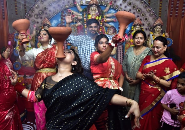 शहर में सजे दुर्गा पंडालों में आयोजित डांडिया, गरबा व धुनुचि नृत्य।