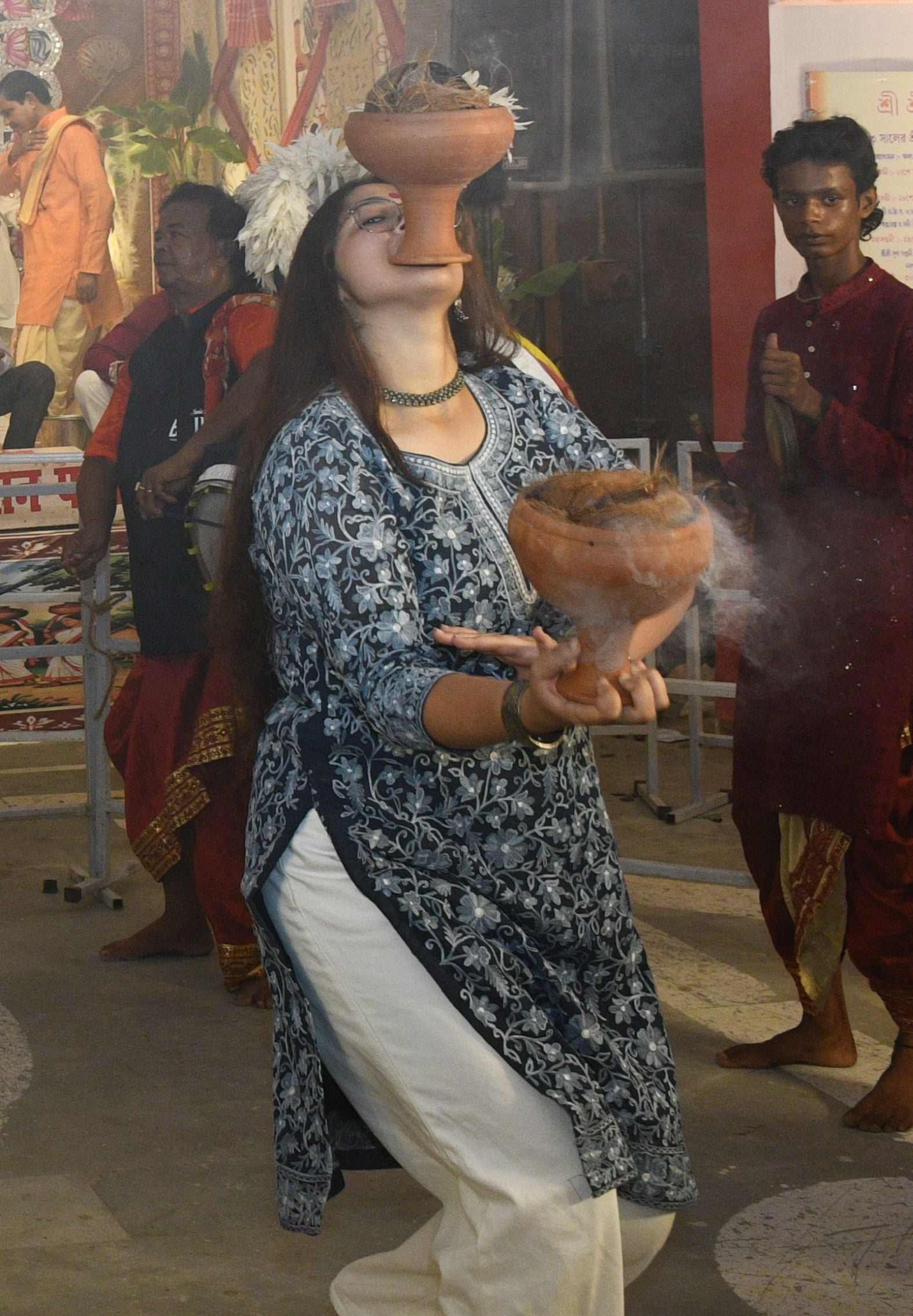 शहर में सजे दुर्गा पंडालों में आयोजित डांडिया, गरबा व धुनुचि नृत्य।