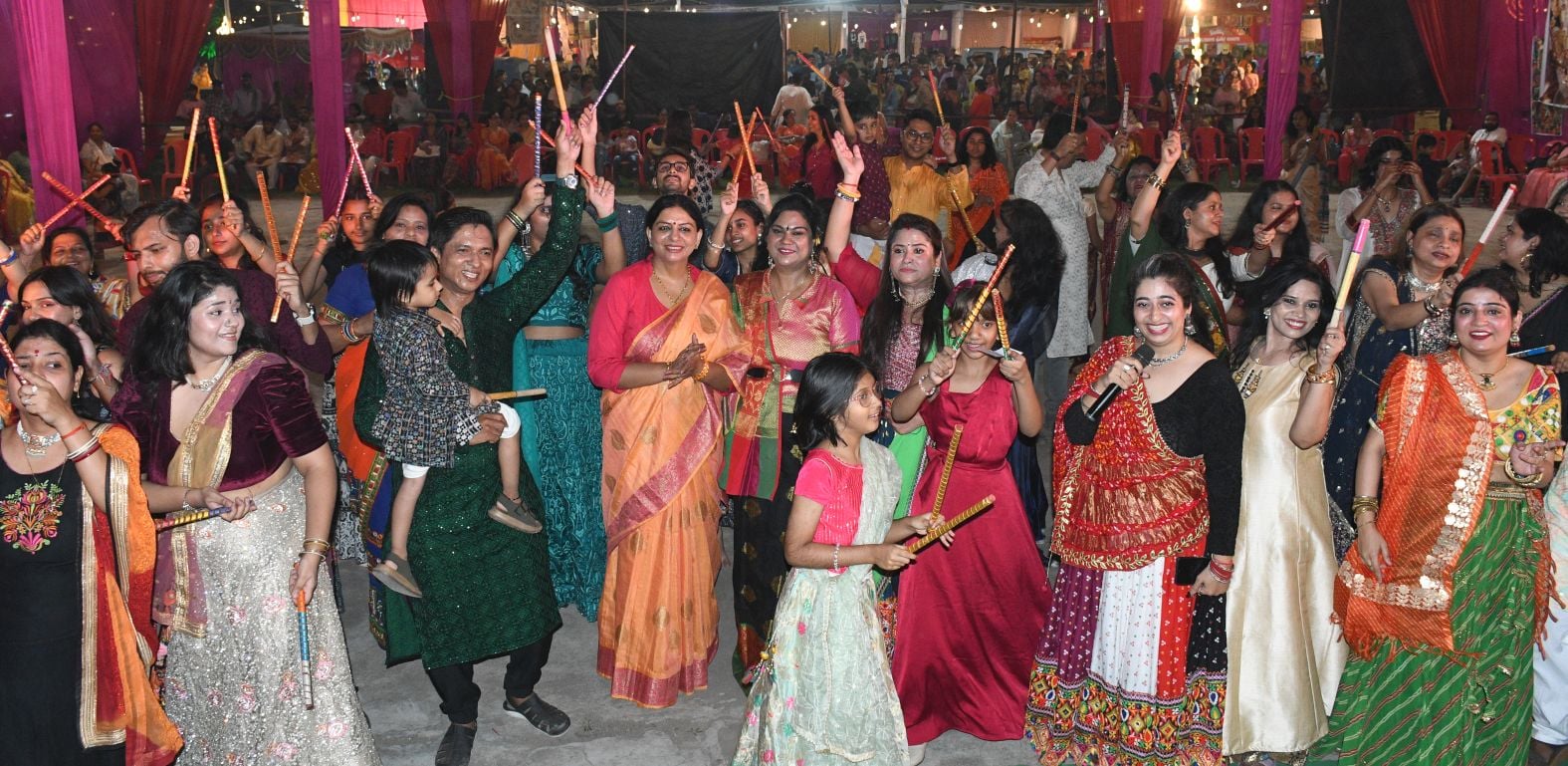 शहर में सजे दुर्गा पंडालों में आयोजित डांडिया, गरबा व धुनुचि नृत्य।