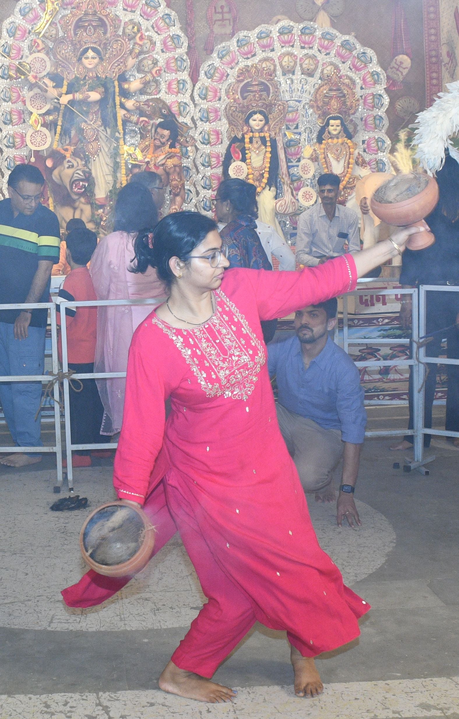 शहर में सजे दुर्गा पंडालों में आयोजित डांडिया, गरबा व धुनुचि नृत्य।