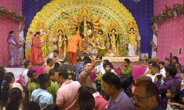 शहर में सजे दुर्गा पंडालों में आयोजित डांडिया, गरबा व धुनुचि नृत्य।