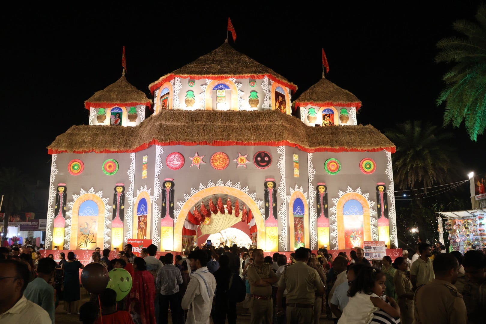 शहर में सजे दुर्गा पंडालों में आयोजित डांडिया, गरबा व धुनुचि नृत्य।