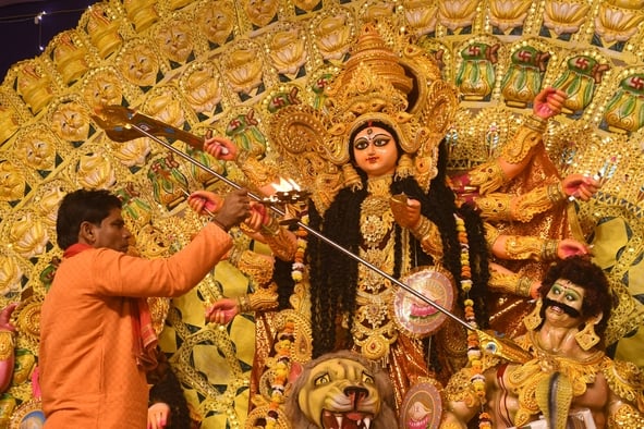 शहर में सजे दुर्गा पंडालों में आयोजित डांडिया, गरबा व धुनुचि नृत्य।
