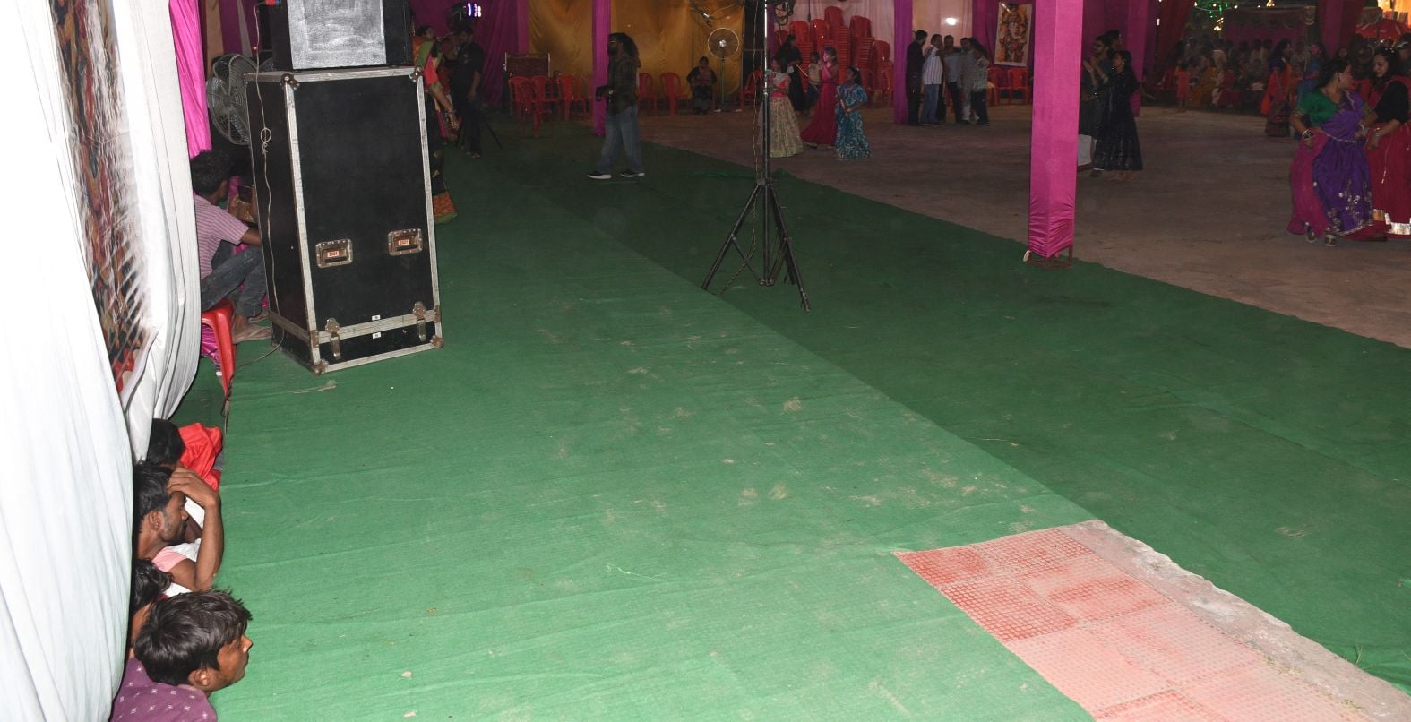 शहर में सजे दुर्गा पंडालों में आयोजित डांडिया, गरबा व धुनुचि नृत्य।