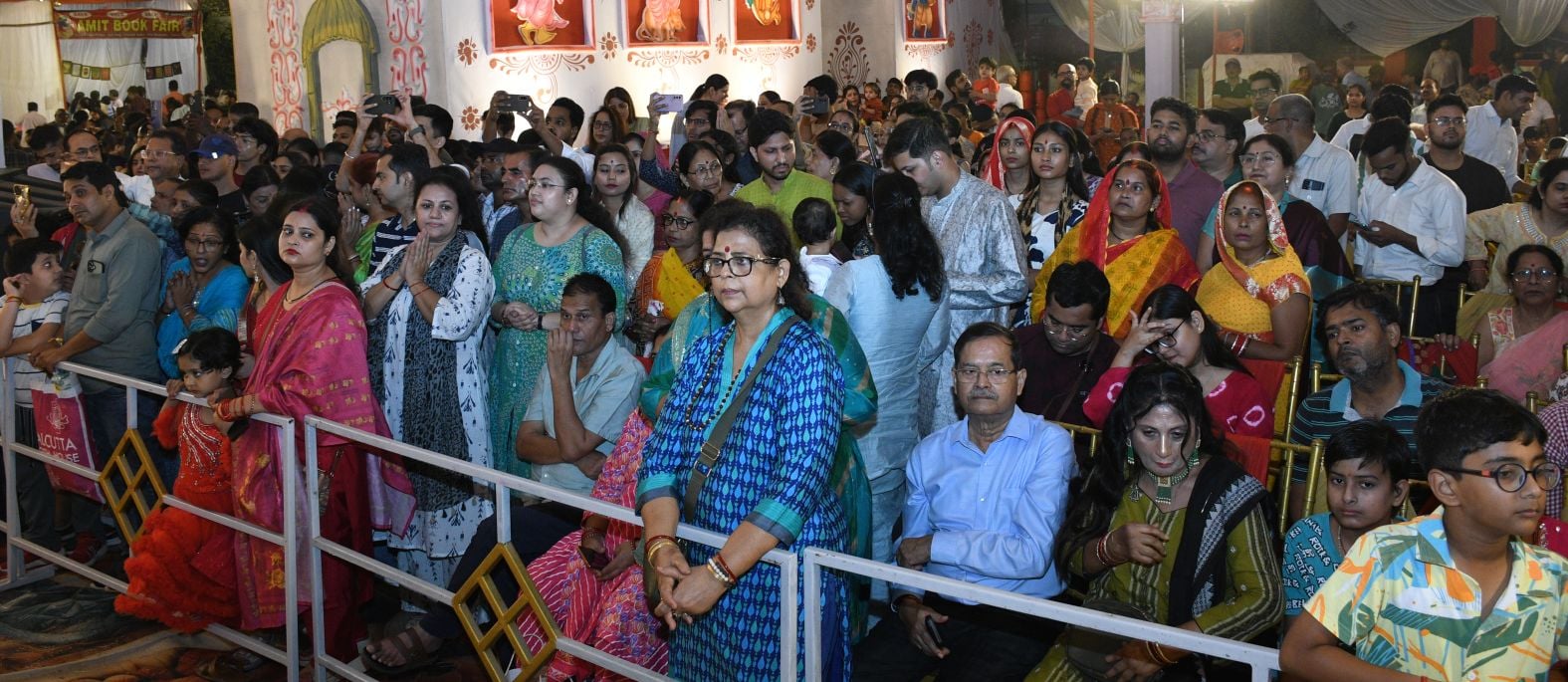 शहर में सजे दुर्गा पंडालों में आयोजित डांडिया, गरबा व धुनुचि नृत्य।