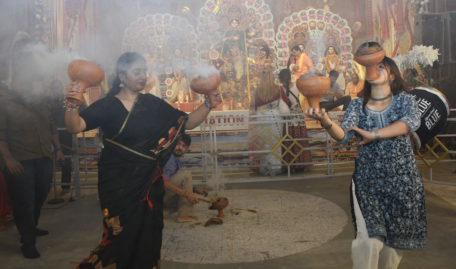 शहर में सजे दुर्गा पंडालों में आयोजित डांडिया, गरबा व धुनुचि नृत्य।