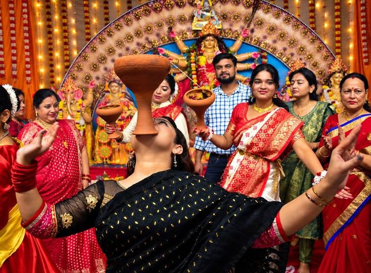 शहर में सजे दुर्गा पंडालों में आयोजित डांडिया, गरबा व धुनुचि नृत्य।