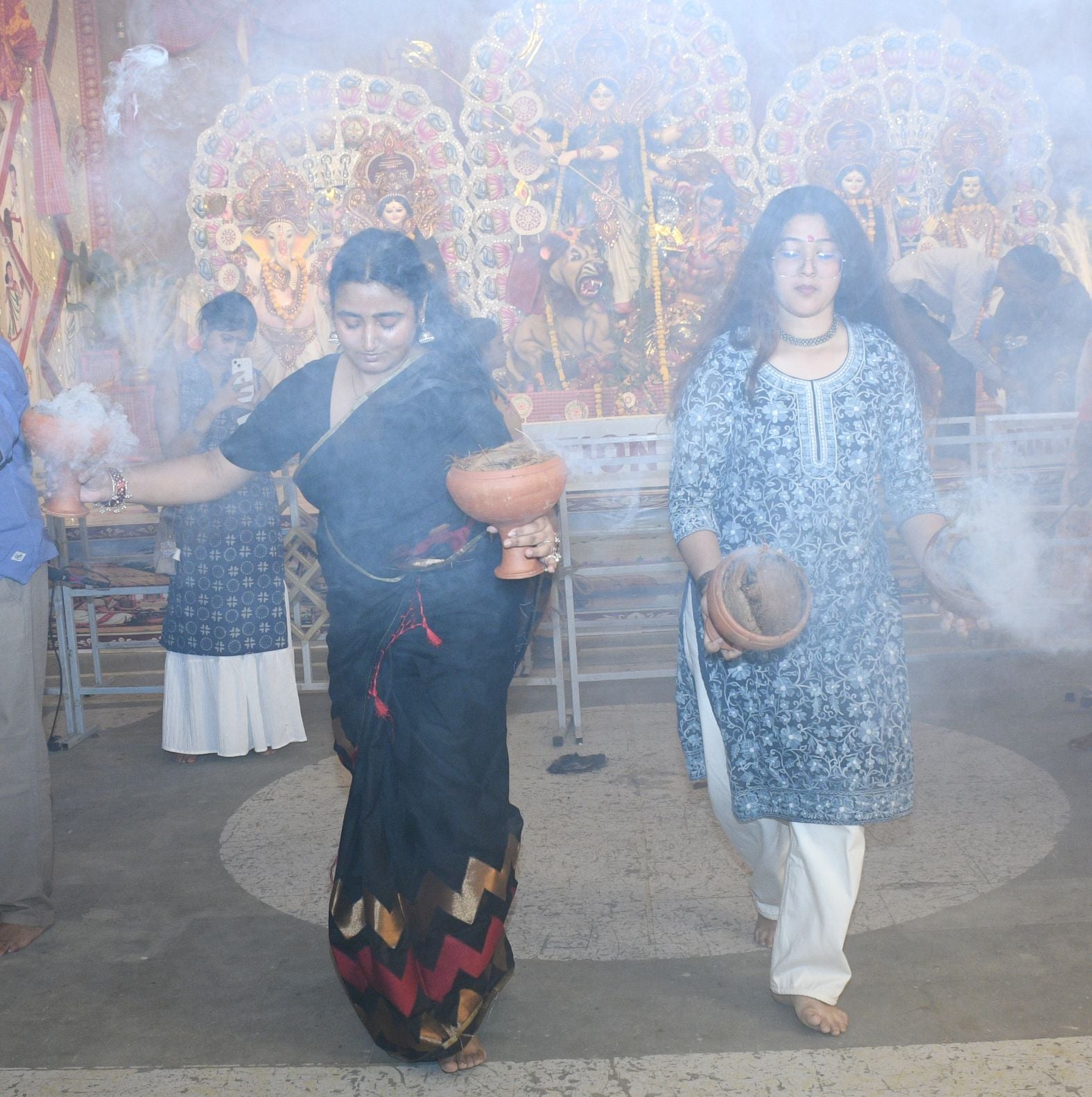 शहर में सजे दुर्गा पंडालों में आयोजित डांडिया, गरबा व धुनुचि नृत्य।