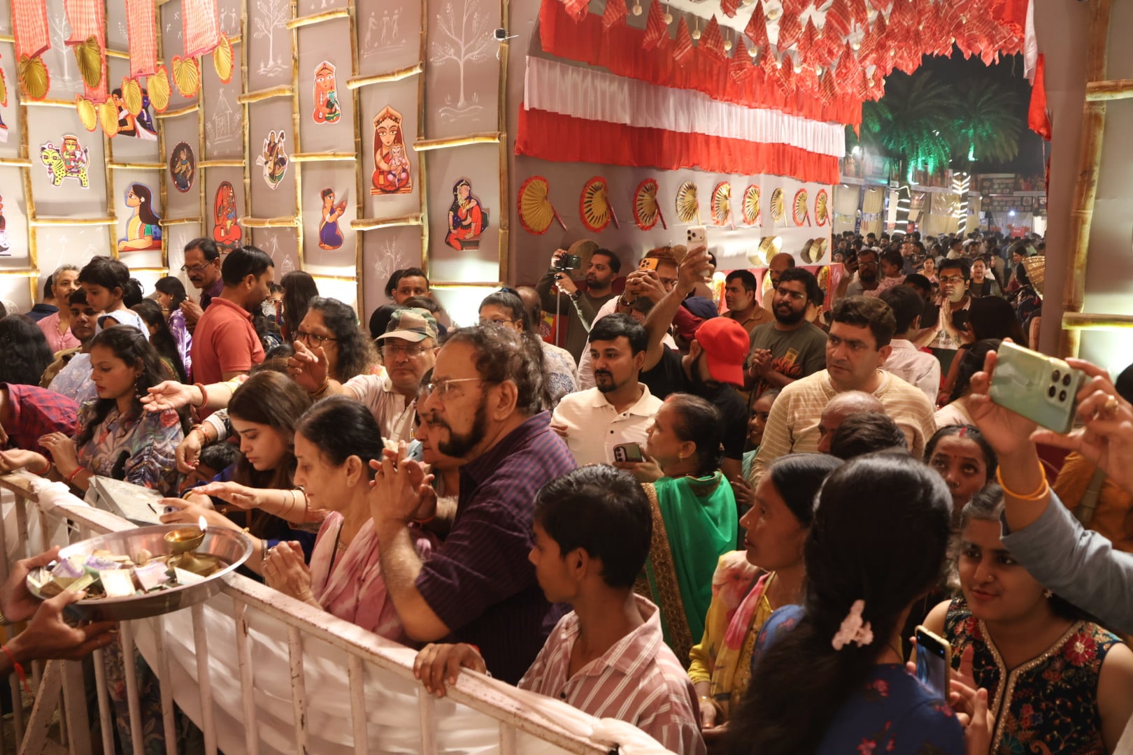शहर में सजे दुर्गा पंडालों में आयोजित डांडिया, गरबा व धुनुचि नृत्य।