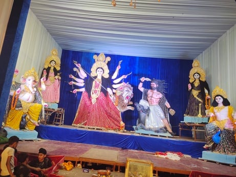 शहर में स्थापित दुर्गा प्रतिमाओं का खोला गया कपाट शहर में स्थापित दुर्गा प्रतिमाओं का खोला गया कपाट