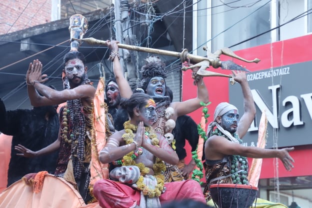 शिवपुरी धाम समताना में प्रस्तावित दशहरा पर्व के निमंत्रण को लेकर हमीरपुर बाजार में निकाली गई शो शिवपुरी धाम समताना में प्रस्तावित दशहरा पर्व के निमंत्रण को लेकर हमीरपुर बाजार में निकाली गई शो
