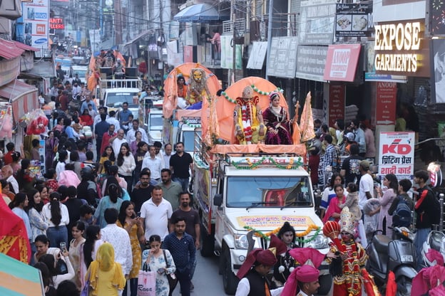 शिवपुरी धाम समताना में प्रस्तावित दशहरा पर्व के निमंत्रण को लेकर हमीरपुर बाजार में निकाली गई शो शिवपुरी धाम समताना में प्रस्तावित दशहरा पर्व के निमंत्रण को लेकर हमीरपुर बाजार में निकाली गई शो