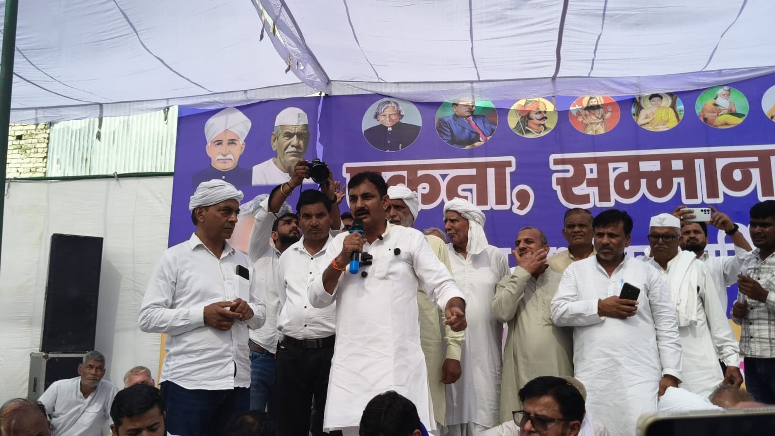 दौराला - दौराला में एकता सम्मान और स्वाभिमान महा सम्मेलन में बोलते हुए रो पड़े विनीत भराला। स्रो दौराला - दौराला में एकता सम्मान और स्वाभिमान महा सम्मेलन में बोलते हुए रो पड़े विनीत भराला। स्रो