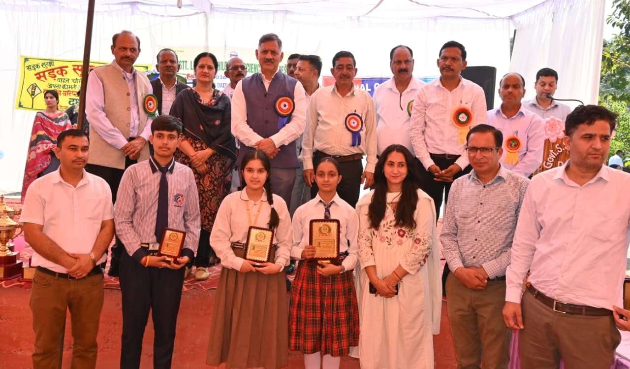दधोल स्कूल में आयोजित चिल्ड्रन सांइस कांग्रेस में प्रदर्शनी का निरीक्षण करते मंत्री। स्रोत: डीप दधोल स्कूल में आयोजित चिल्ड्रन सांइस कांग्रेस में प्रदर्शनी का निरीक्षण करते मंत्री। स्रोत: डीप