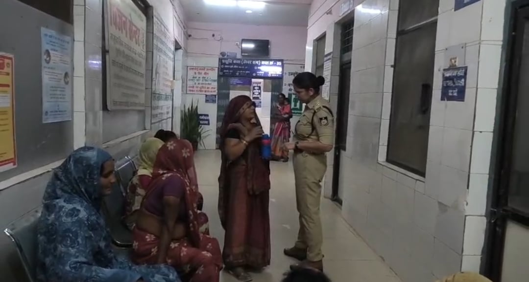 अस्पताल में परिजनों से घटना की जानकारी लेती एसडीओपी प्रिया सिंधी 