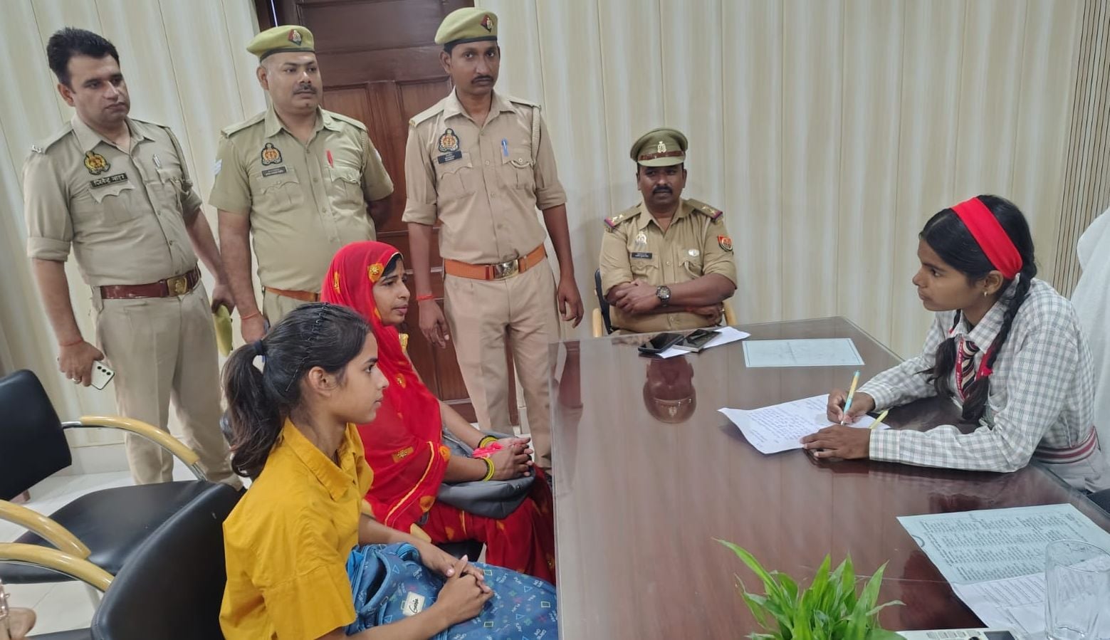 विभागीय कर्मियों के भुगतान से संबंधित प्रार्थनापत्रों को देखतीं युवा कल्याण अधिकारी बनीं छात्रा विभागीय कर्मियों के भुगतान से संबंधित प्रार्थनापत्रों को देखतीं युवा कल्याण अधिकारी बनीं छात्रा