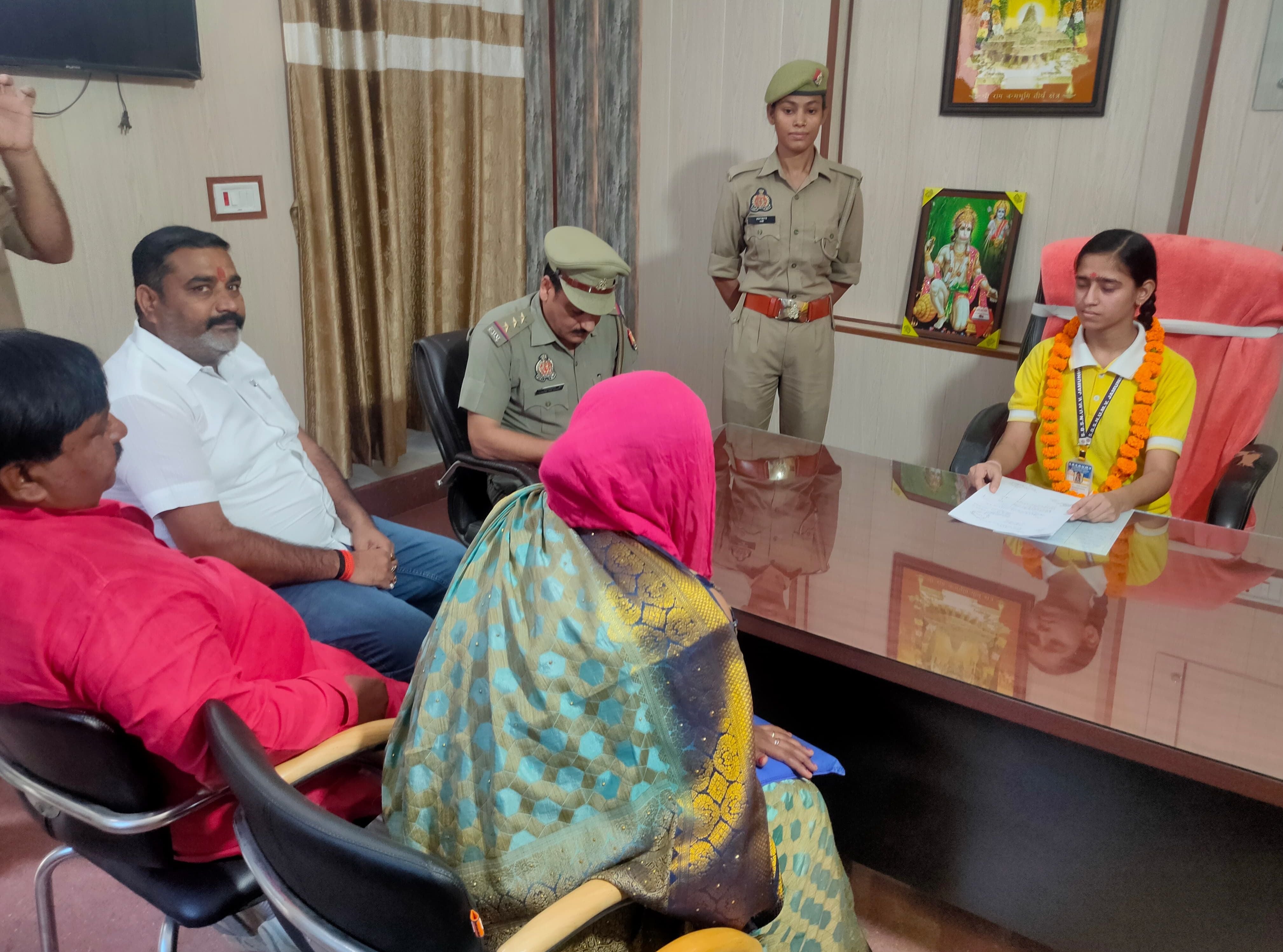 विभागीय कर्मियों के भुगतान से संबंधित प्रार्थनापत्रों को देखतीं युवा कल्याण अधिकारी बनीं छात्रा विभागीय कर्मियों के भुगतान से संबंधित प्रार्थनापत्रों को देखतीं युवा कल्याण अधिकारी बनीं छात्रा