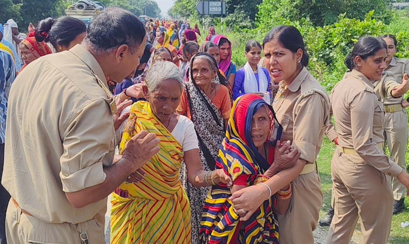 वादकारी की चेकिंग करता पुलिसकर्मी। संवाद
