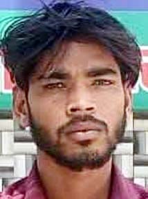 वादकारी की चेकिंग करता पुलिसकर्मी। संवाद