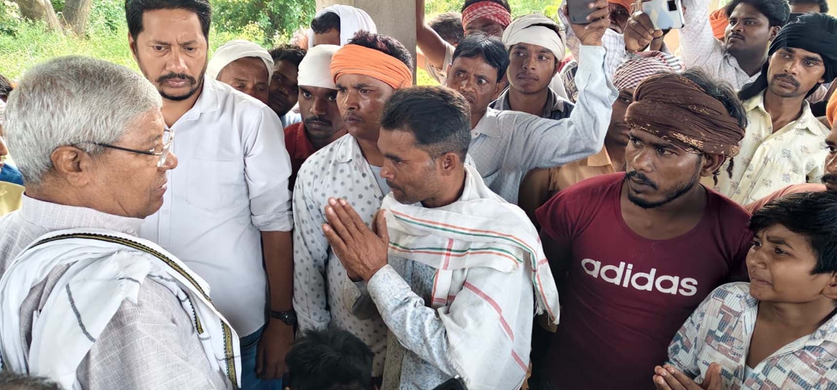 वादकारी की चेकिंग करता पुलिसकर्मी। संवाद
