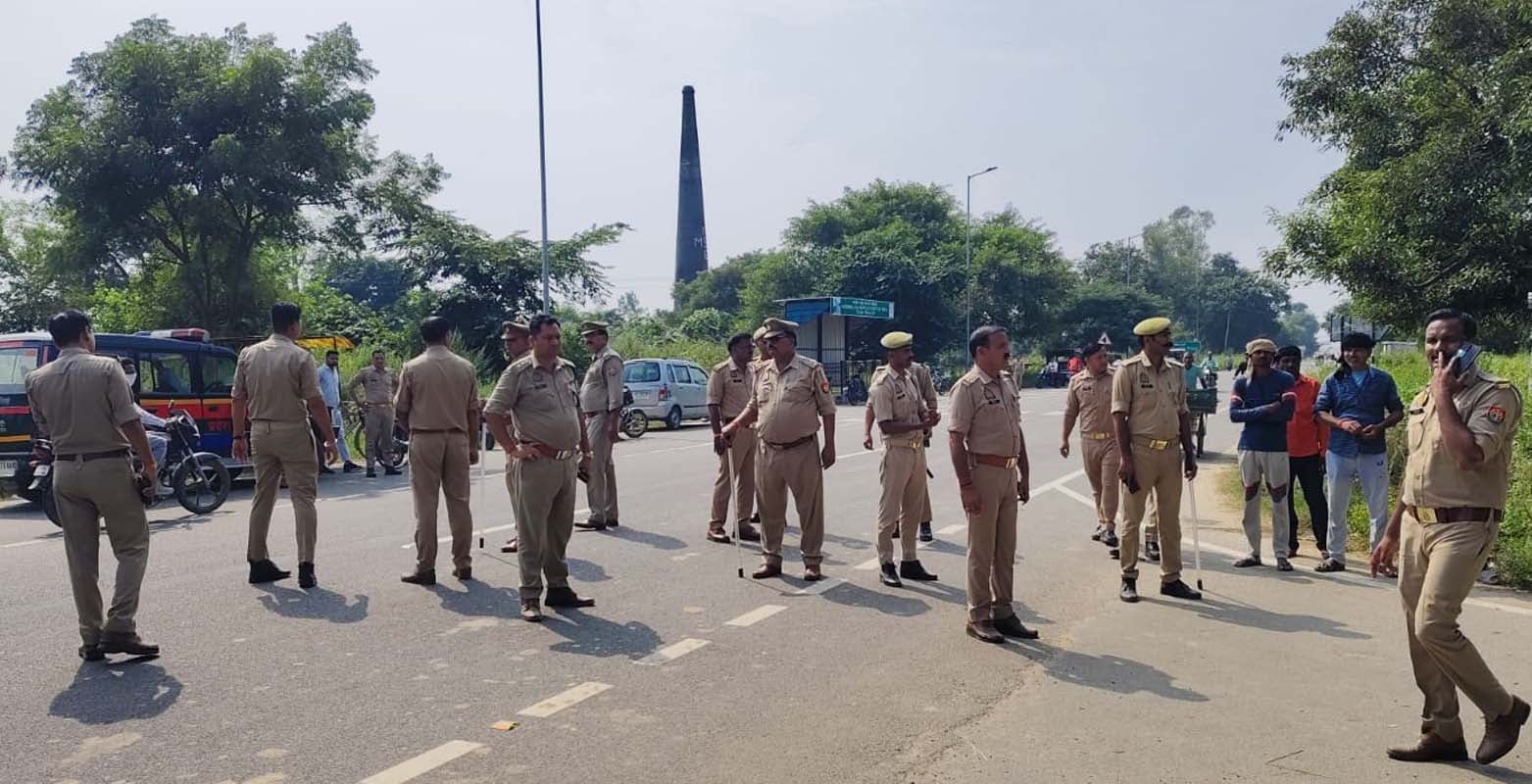 वादकारी की चेकिंग करता पुलिसकर्मी। संवाद