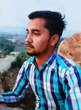 युवक को इलाज के लिए पटना ले जाते परिजन व मृतक युवक की फाइल फोटो युवक को इलाज के लिए पटना ले जाते परिजन व मृतक युवक की फाइल फोटो