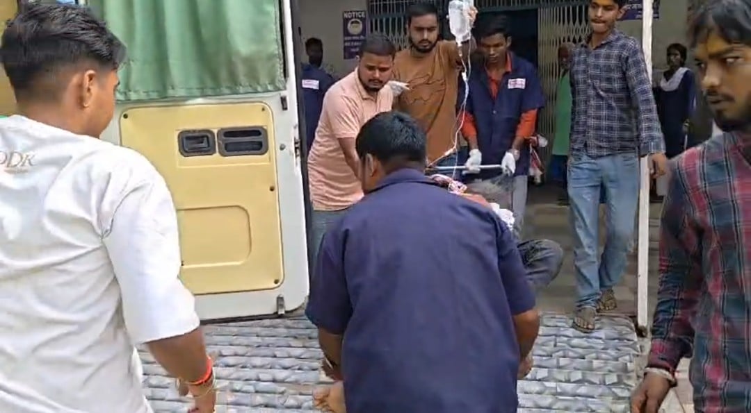 युवक को इलाज के लिए पटना ले जाते परिजन व मृतक युवक की फाइल फोटो युवक को इलाज के लिए पटना ले जाते परिजन व मृतक युवक की फाइल फोटो