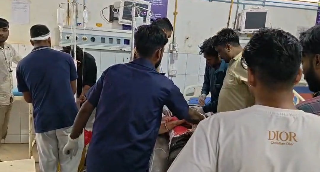 युवक को इलाज के लिए पटना ले जाते परिजन व मृतक युवक की फाइल फोटो युवक को इलाज के लिए पटना ले जाते परिजन व मृतक युवक की फाइल फोटो