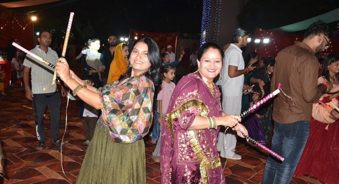 01... कैथल सेक्टर 19 के समुदाय केंद्र में अमर उजाला की ओर से आयोजित डांडियां नाइट में झूमते शहर