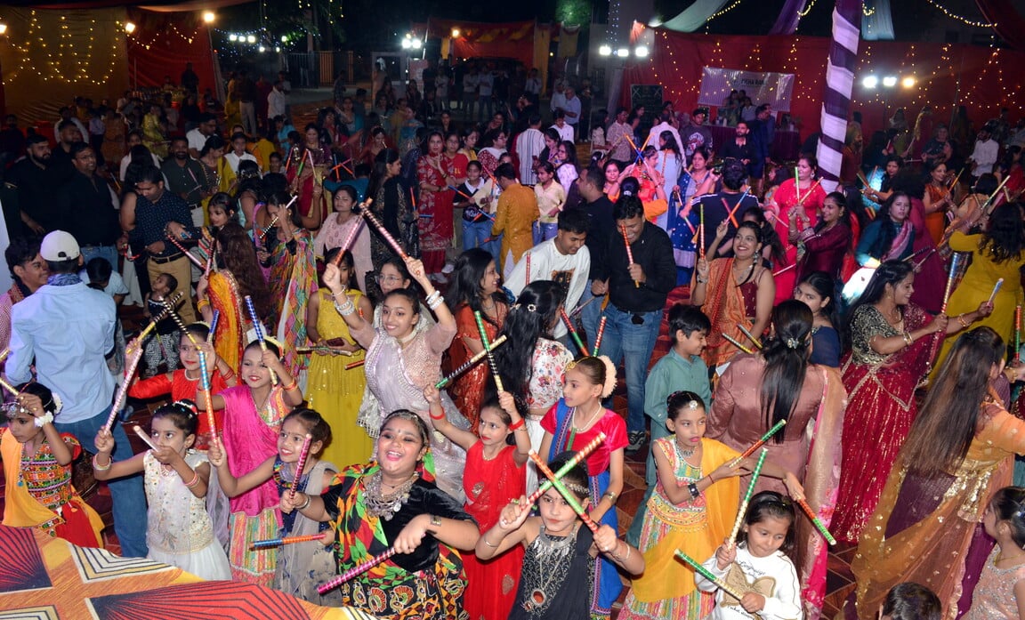 01... कैथल सेक्टर 19 के समुदाय केंद्र में अमर उजाला की ओर से आयोजित डांडियां नाइट में झूमते शहर