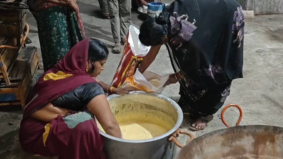 आयोजन की बागडोर संभाले मुस्लिम नेता शरीफ पटेल और प्रसादी निर्माण की चल रही तैयारी आयोजन की बागडोर संभाले मुस्लिम नेता शरीफ पटेल और प्रसादी निर्माण की चल रही तैयारी