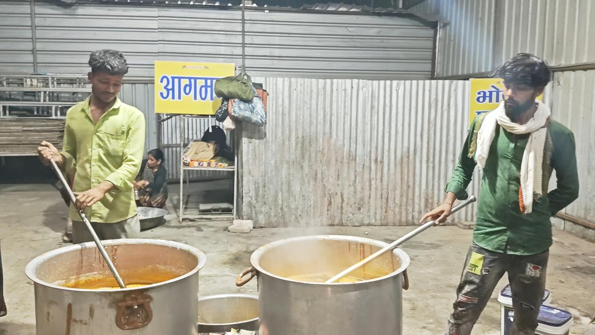 आयोजन की बागडोर संभाले मुस्लिम नेता शरीफ पटेल और प्रसादी निर्माण की चल रही तैयारी आयोजन की बागडोर संभाले मुस्लिम नेता शरीफ पटेल और प्रसादी निर्माण की चल रही तैयारी