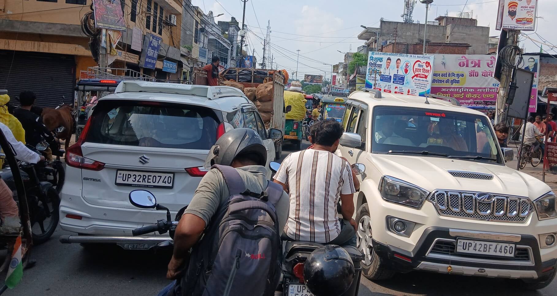अंबेडकर चौराहे पर बना सेल्फी पाॅइंट व शहर में लगा जाम। -संवाद