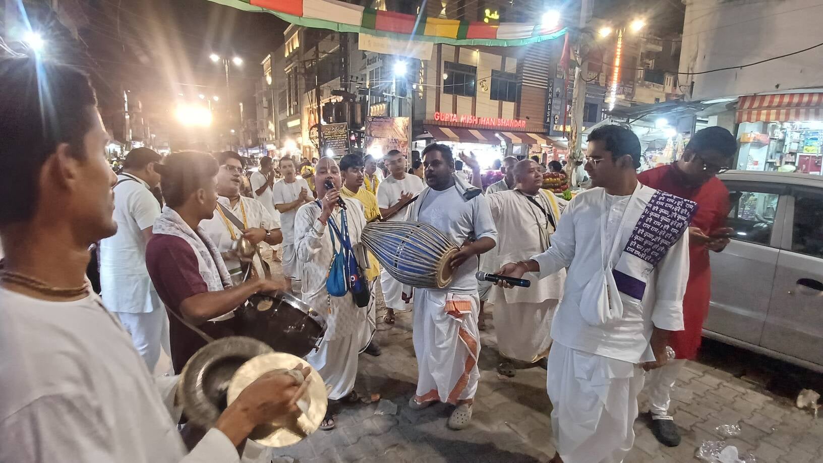 अंबाला छावनी के बाजारों में निकाली गई भगवान श्री कृष्ण बलराम रथयात्रा में पूजा करते श्रद्धालु। अंबाला छावनी के बाजारों में निकाली गई भगवान श्री कृष्ण बलराम रथयात्रा में पूजा करते श्रद्धालु।