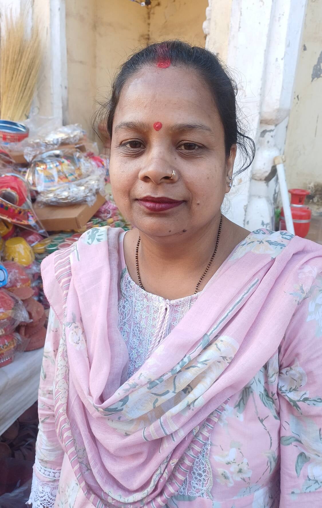 अंबाला छावनी के बाजार में स्टील के करवा सैट की खरीदारी करती महिलाएं। संवाद